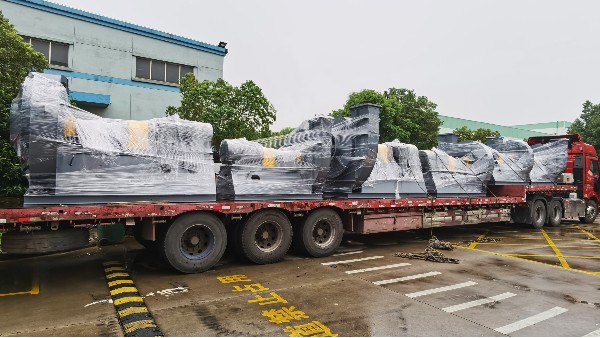 高效熔噴布生產(chǎn)線配套離心風機緊急發(fā)貨